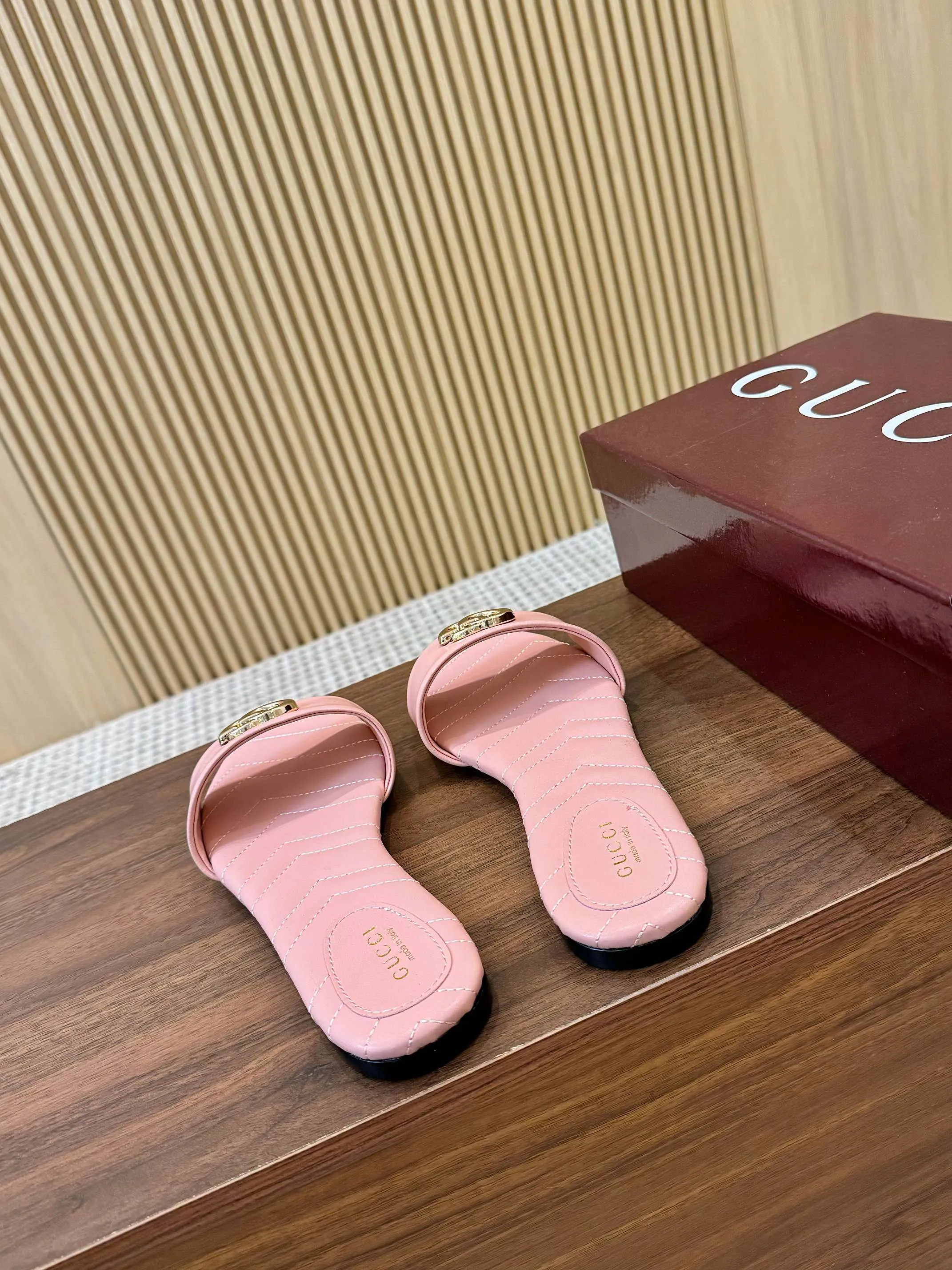 👟👟Ex-factory price 440👟👟 💯💯💯Gucci 2025 spring and summer latest popular slip-on sandals series... [Round toe] Latest double G buckle. Embroidery style Original quality 🍃Original European style, 💥perfect on the feet💃💃When worn with this shoe, it is elegant and crystal clear. No matter the materials of the accessories, they are all customized one by one. You must go to get the original version. The whole series is full of exciting and innovative elements. The texture of different materials, the texture of the materials, and the expression of the materials have a strong artistic atmosphere... ❶ Upper: imported cowhide ❷ Inner lining: customized imported sheepskin ❸ Foot pads: customized imported sheepskin ❹ Outsole: imported Italian genuine leather outsole ❺ Heel height: 1.5CM ❻ Packaging: Original full set of packaging ❼ Code number: 35-43 (41.42.43 customized is not returnable)
